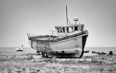 海岸渔船的灰度摄影